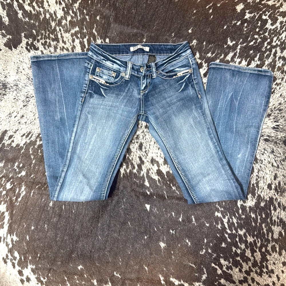 Very clean used like new ZCO jeans, size 0. Pockets in front and on the back!